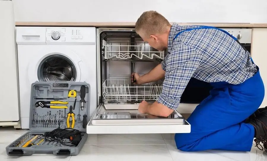 Söğütlü Dominox servisi teknisyen ekibi beyaz eşya tamiri yaparken